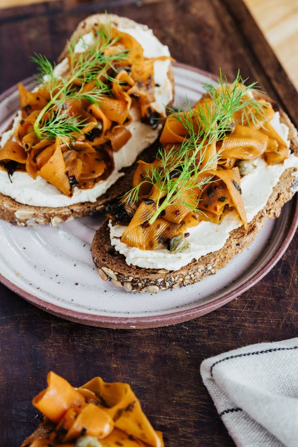 Toast met hummus en wortellinten