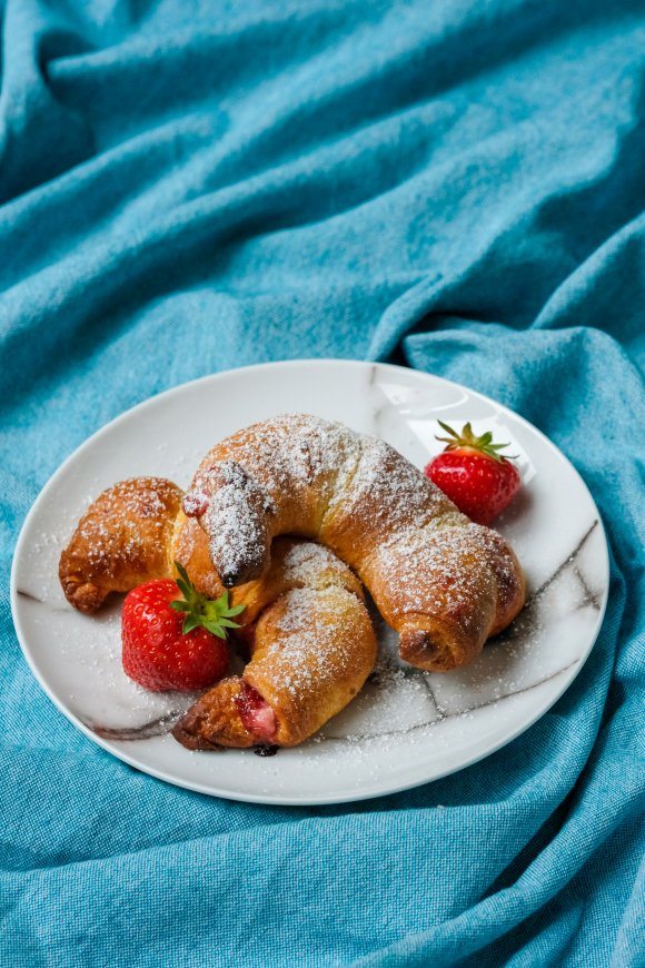 Croissants met roomkaas en aardbeienconfituur