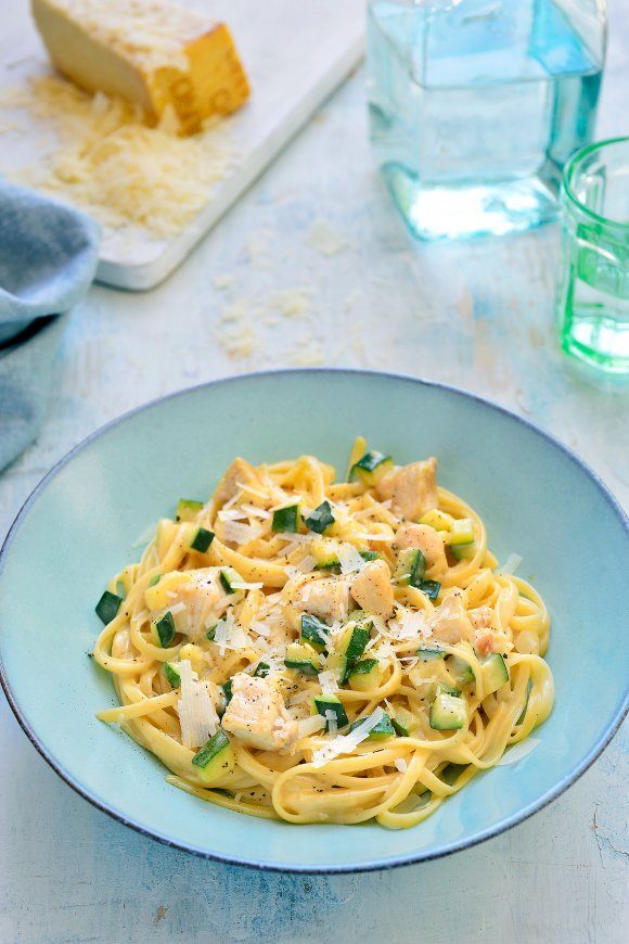 Pasta met kip en courgetteblokjes