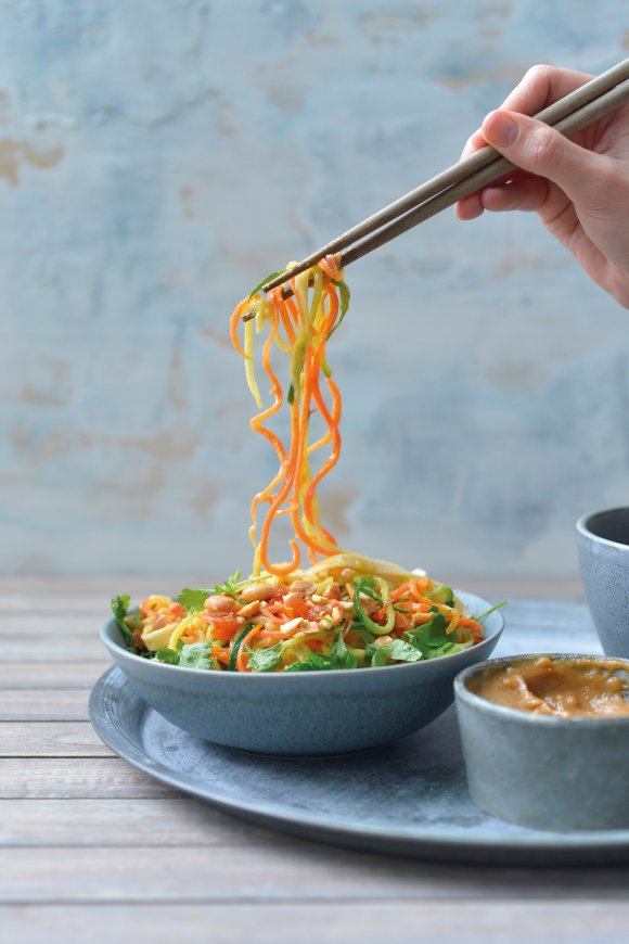 Oosterse courgetti met bruine rijstnoedels en pinda-gembersaus