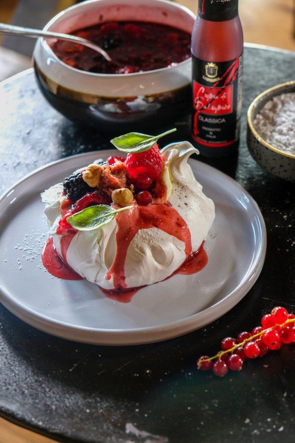 Pavlova met Amarena-kersen