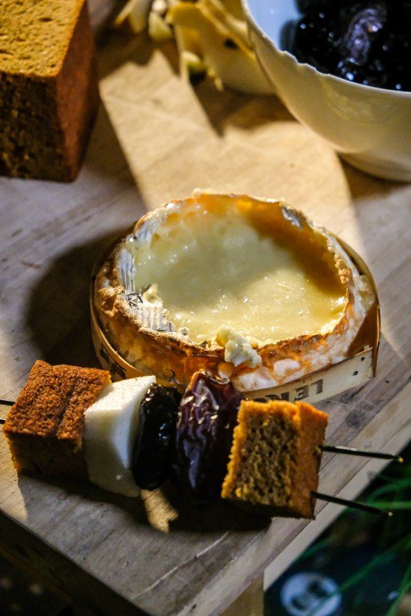 Camembert op de barbecue met een brochette van peperkoek