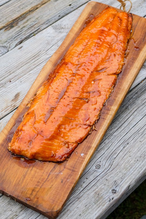 Op vel gebakken zalm op de barbecue