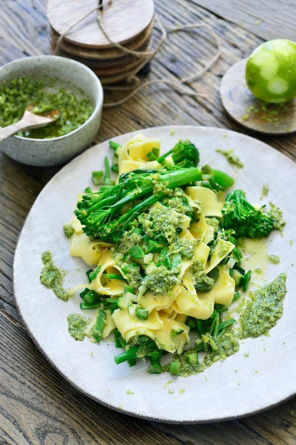 Pasta met groene groenten en edamame pesto