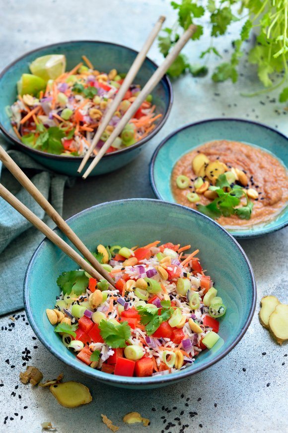 Koude rijstsalade met pinda-gembersaus