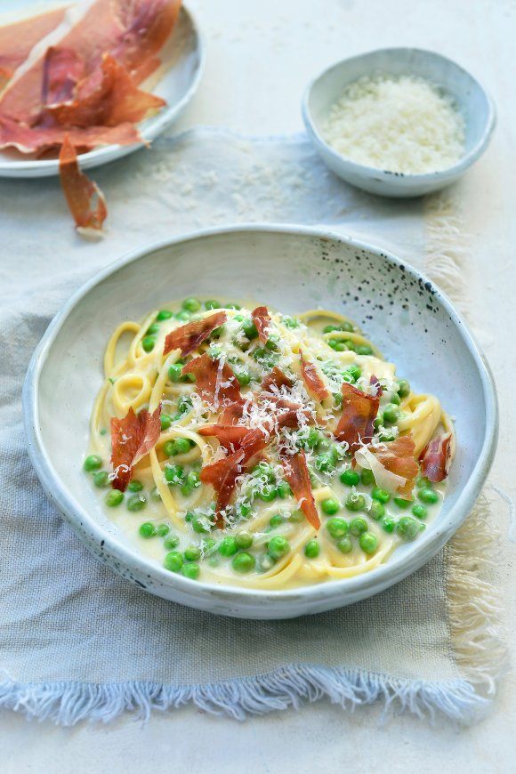 Linguine met bloemkoolsaus, parmaham en erwtjes