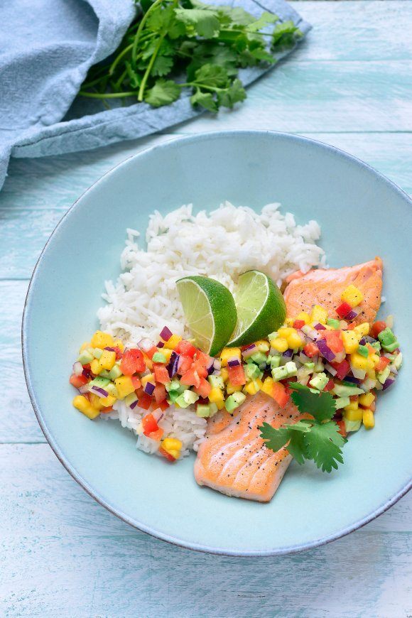 Zalm met avocado-mangosalsa en rijst