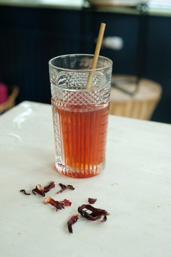 Iced tea met hibiscus en cascara