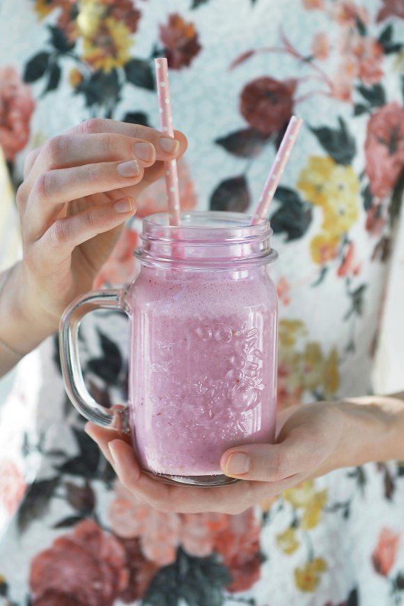 Ontbijtsmoothie met aardbei en havermout 