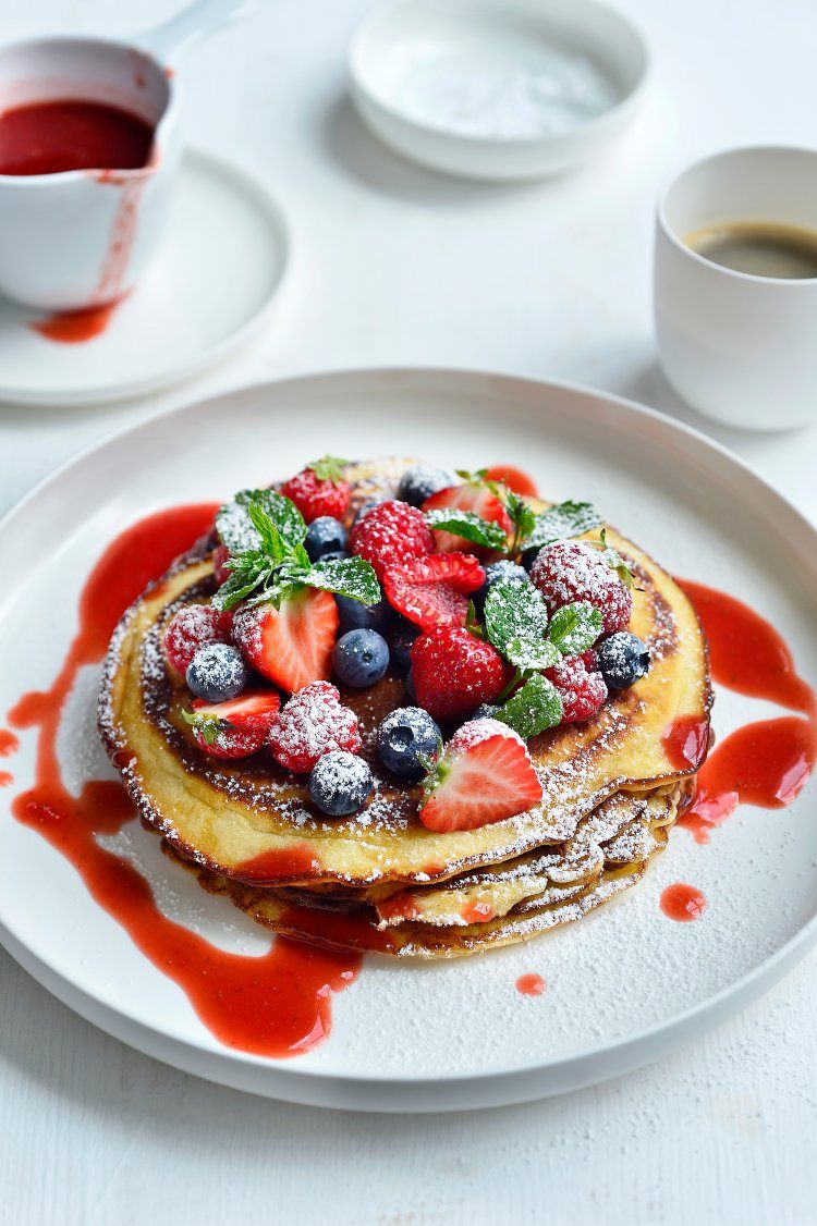 American pancakes met rood fruit