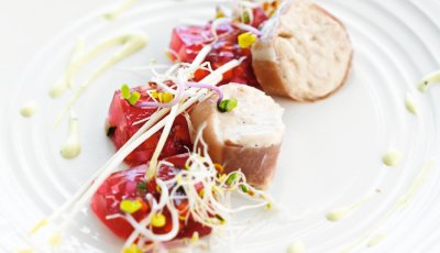 Mousse van gedroogde ham met gelei van groenten