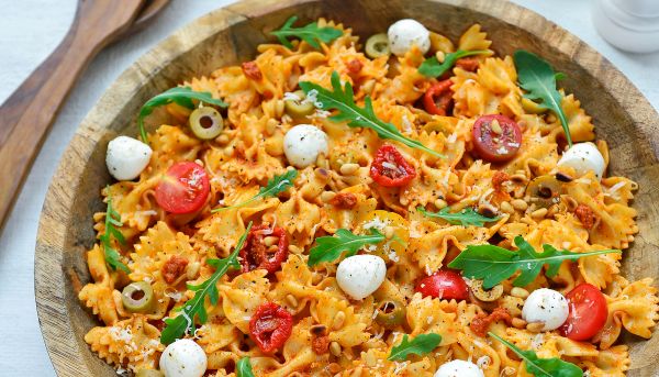 Pasta pesto recept; Met spekjes, kip, gehakt of vegetarisch Weer eens wat anders dan de standaard rode tomaten/bolognesesaus en het heeft als voordeel dat de kans op een enorme kliederboel een stuk kleiner is! Ideaal dus voor kinderen. Hier vind je een aantal lekkere pasta pesto gerechten op een rij: